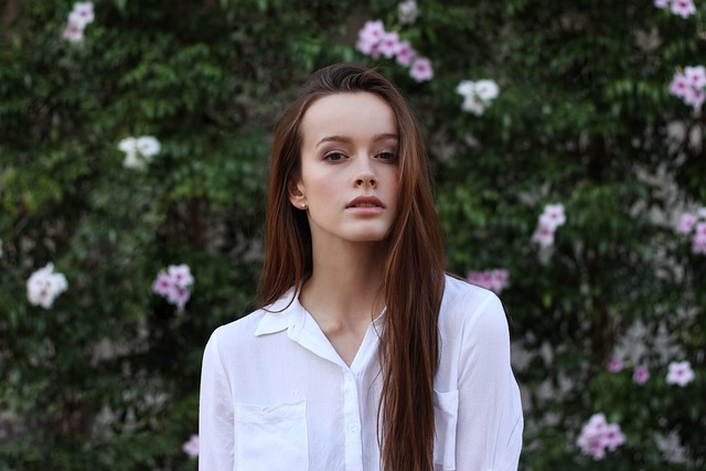 hezká brunetka